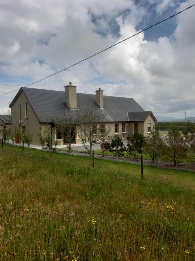 A New U Country Cottage Clynacartan Екстериор снимка